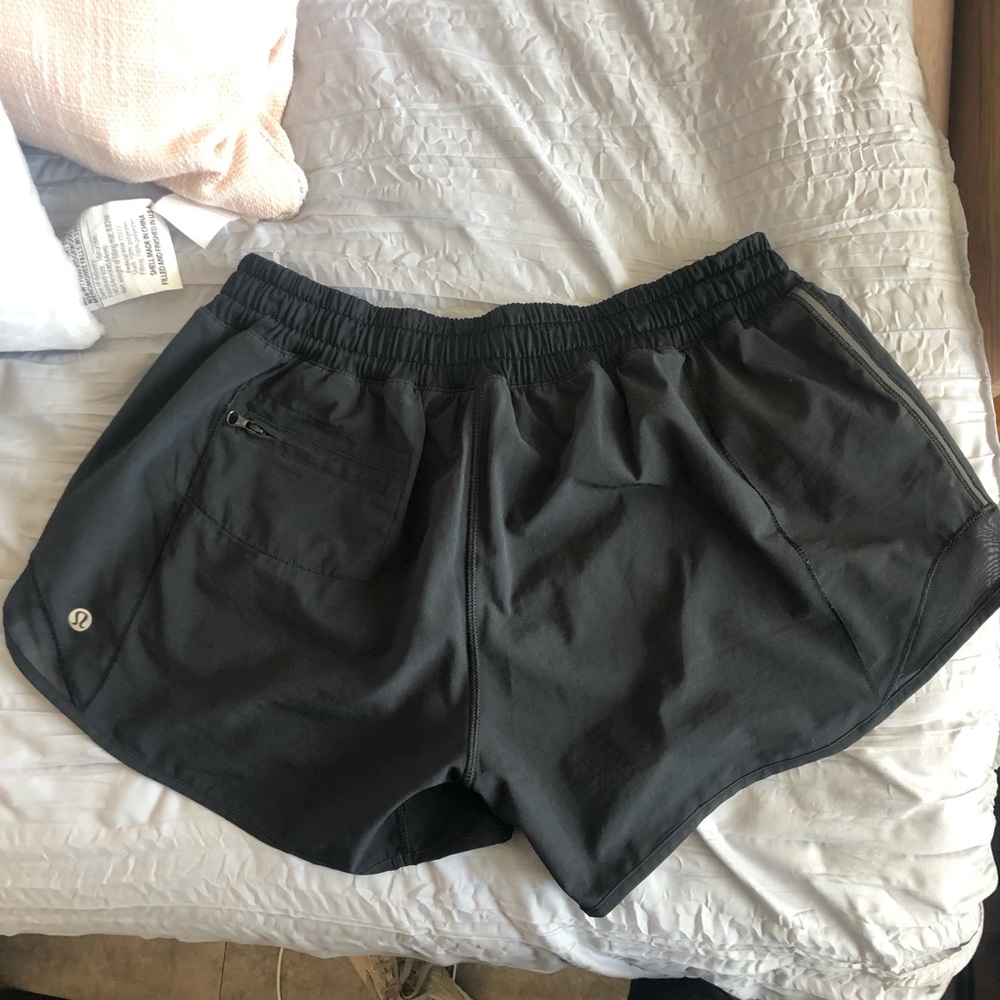 Lulu Lemon shorty Hot shorts (4inch) SIZE 8